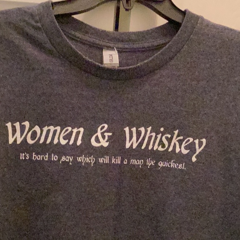 🍀NWOT Fun Unisex Size X-Large Tee Shirt 
“ Women & Whiskey “Closet Must Have 🍀